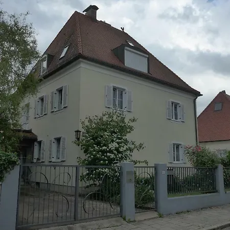 Grosse, Sonnige, Absperrbare Im 2. Stock Eines 3 Familienhauses In Einem Sicheren Und Ruhigen Viertel. * München