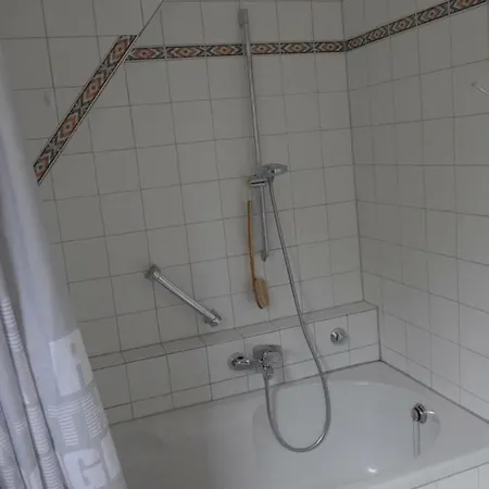 Apartment Grosse, Sonnige, Absperrbare Im 2. Stock Eines 3 Familienhauses In Einem Sicheren Und Ruhigen Viertel. *