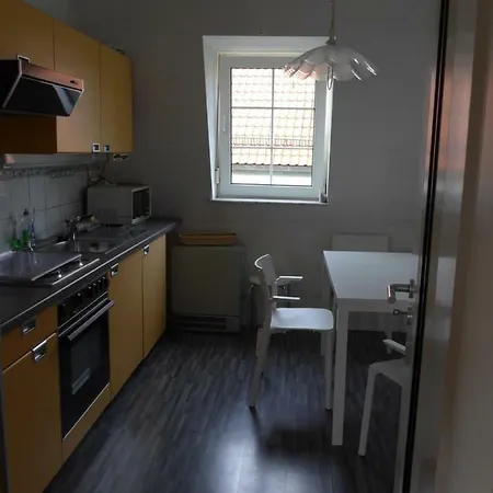 Grosse, Sonnige, Absperrbare Im 2. Stock Eines 3 Familienhauses In Einem Sicheren Und Ruhigen Viertel.